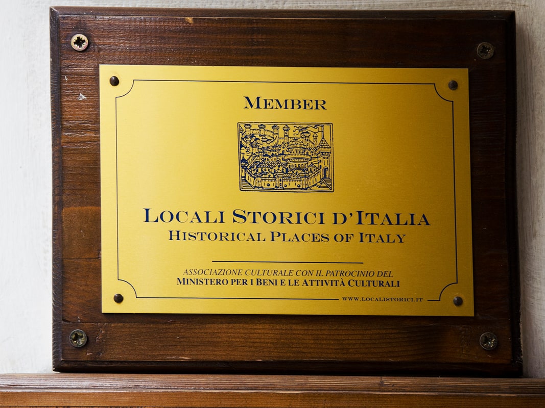 Targa in ottone con la scritta “Member — Locali Storici d’Italia — Historical Places of Italy”