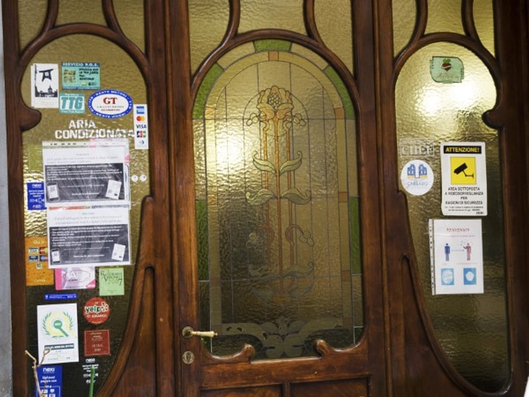 Il portone d'ingresso in legno con la vetrata liberty decorata