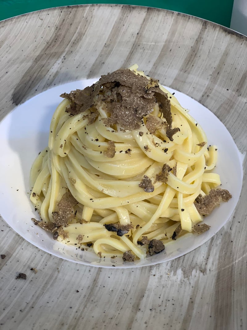 Spaghetti al tartufo serviti nel piatto